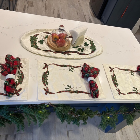 Lenox Split Holiday Burst 8 Placemat, 12 napkin rings , 8 napkins & oval runner - Picture 9 of 15